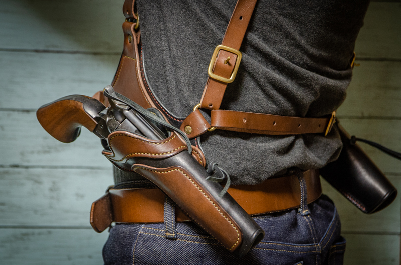 SAA用ダブルショルダーホルスター」の装着例です。