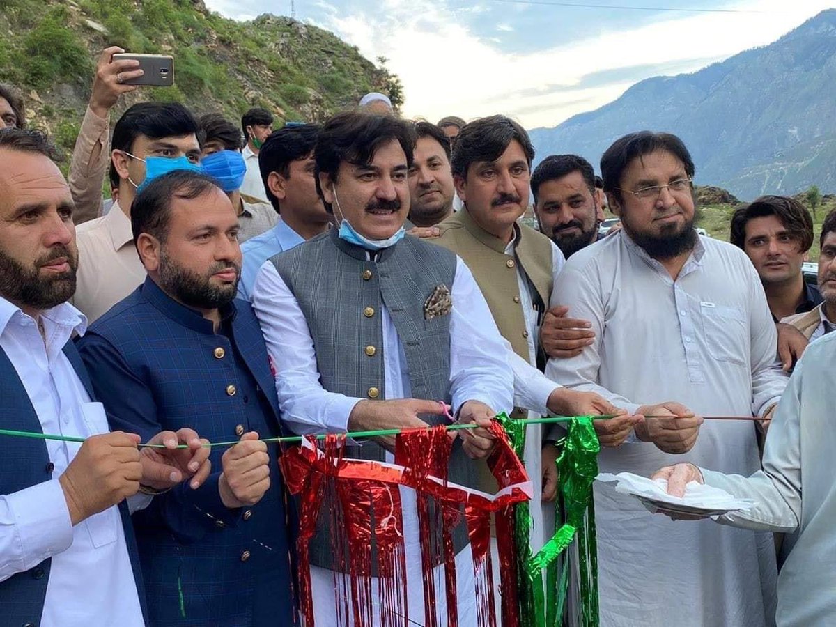 spinbaaz's tweet photo. کیا کورونا وائرس صرف مساجد، سکولوں اور ہوٹلز میں پھیلتا ہے؟
شانگلہ میں افتتاحی تقریب کےموقع صوبائی وزیر شوکت یوسفزئی درجنوں افراد کیساتھ 
فیصلہ اپ خود کریں
#کورونا #پی_ٹی_آئی #pti #sops #sop #shangla #shawkat #COVID19Pakistan #COVID @ImranKhanPTI @IMMahmoodKhan https://t.co/giMDG11srw