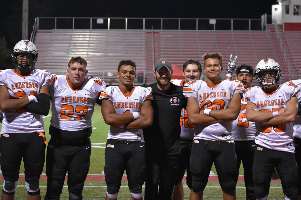 coachveil's tweet photo. Congrats to these seniors graduating today! Proud of you all!! #DLforlife https://t.co/zj0wWYemz7