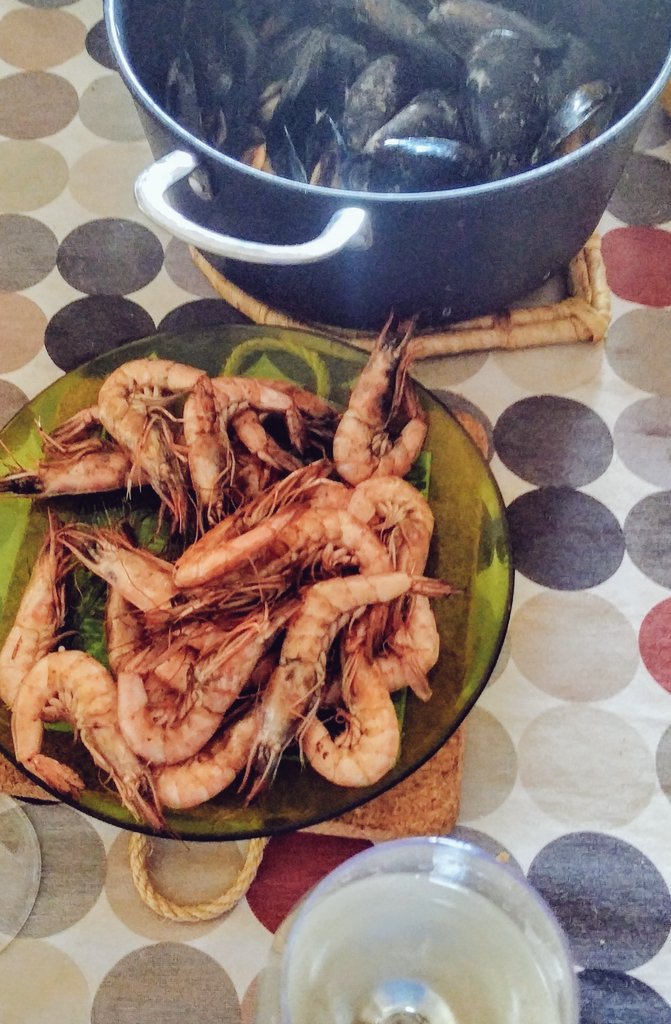 Angels_SR's tweet photo. Dinar #ebrenc de #fase2: uns musclos del #DeltadelEbre, unes gambes de #LaRàpita i un bon vi @doterraalta... Què més se pot demanar? 💁🏻‍♀️ https://t.co/7JmqUGiW8q