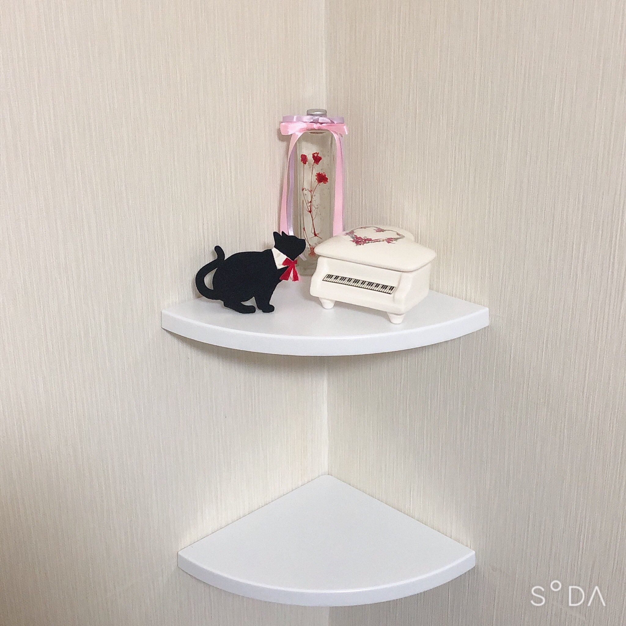 黒月なしの ニトリでコーナーラック買おうとしてたんだけど たまたま入った百均に売っとるやんけ つって買ってきた 自分で高さと段数決められるからまじ便利 ただ壁に穴あく 何置こうかね T Co Wbipam22bh Twitter