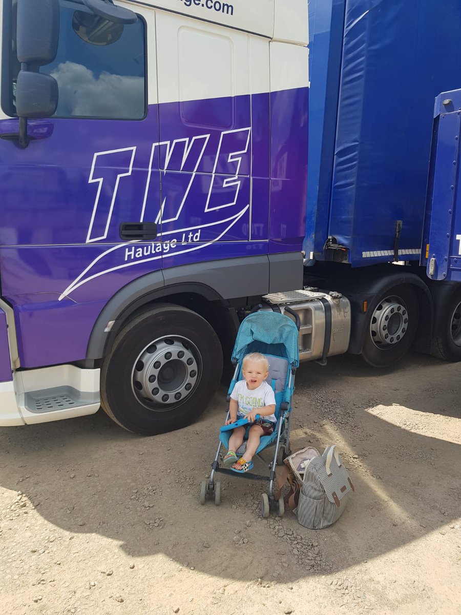 TWEHAULAGELTD's tweet photo. Taylan has popped down to check over some of our vehicles and trailers ready for Monday morning. #PerfectPreparation #Oxfordshire #Logistics #Haulage #SupplyChain https://t.co/jsmeLIbSQd