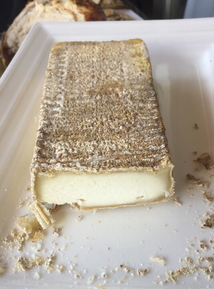 GeronimiJosepha's tweet photo. J’ai découvert cette petite merveille ce matin au marché d’#Ajaccio.
Fromage de Jean André Mameli de #Sarrula Un vrai délice. Et en plus, c’est bio. 😋 https://t.co/4y0BaqiKKF