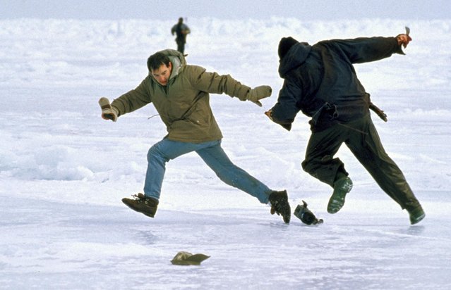SamadhiMD1's tweet photo. Foto de 1997 publicada por el Fondo Internacional para el Bienestar Animal, un cazador de focas, a la derecha, amenaza a un camarógrafo con un cuchillo durante el rodaje de una caza de focas en el Golfo de San Lorenzo, Canadá.
#Huntwatch https://t.co/HkKebbEhcx