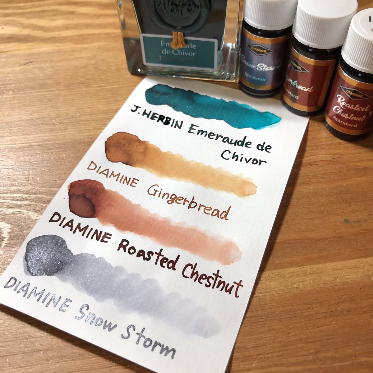Miyuki_Mazume's tweet photo. 今日の主役はエメラルドチボーです。
使用インクは、
#JHERBIN #エメラルドチボー
#DIAMINE #Gingerbread #RoastedChestnut #SnowStorm
ガラスペンは、
#HASE硝子工房
#tetohi
紙は、
#マルマン #canson #fineface https://t.co/6FGFK5kerj