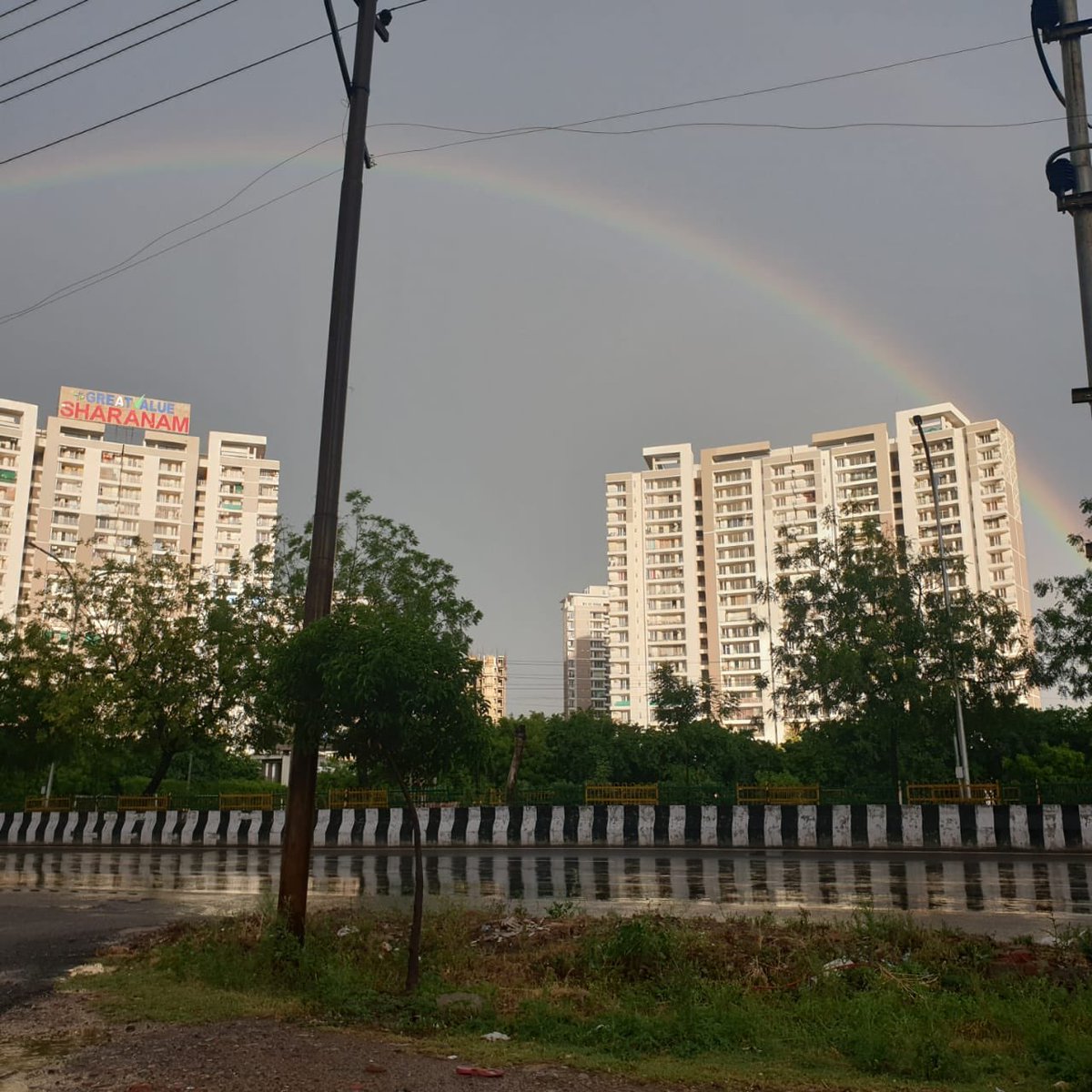 ये उम्मीद का इंद्रधनुष है .. 

ईश्वर का इशारा है..
आगे सब अच्छा है !!!

 #rainbow #rainbowsofhope