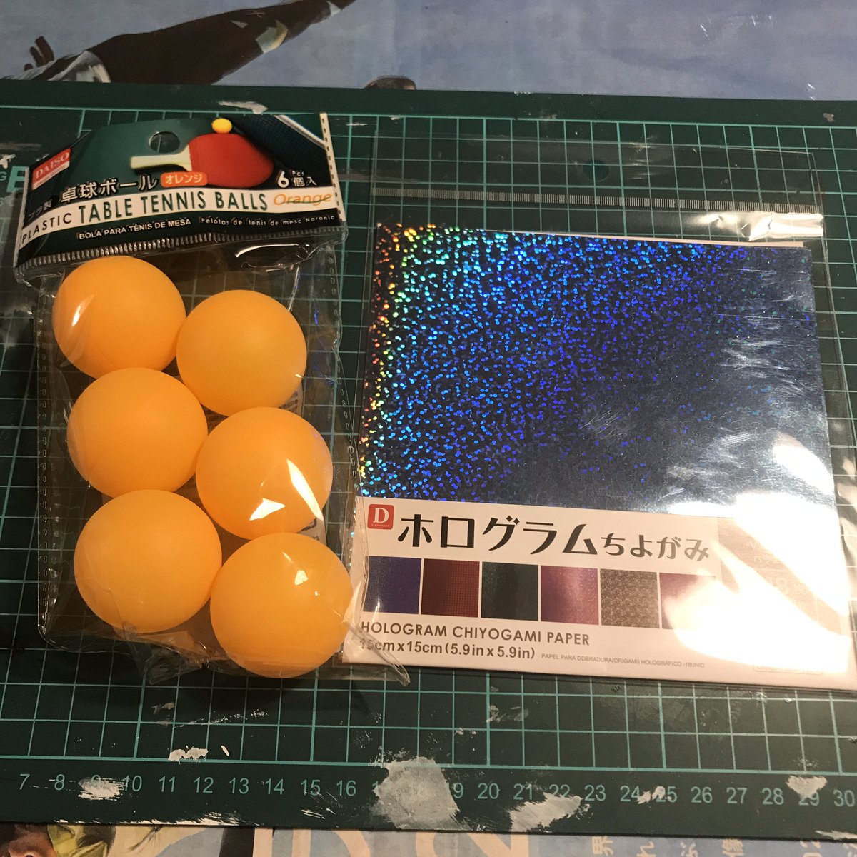 えむたろう 今回の写真のためにミラーボール自作しました 作り方は簡単 ピンポン球にホログラムの紙を切ってボンドで貼っていくだけです 隙間からピンポン球のオレンジ色が見えないように白のアクリル絵具で下地を作りました 材料は全部百均です えむたろう 今回の写真のためにミラーボール自作しました 作り方は簡単 ピンポン球にホログラムの紙を切ってボンドで貼っていくだけです 隙間からピンポン球のオレンジ色が見えないように白のアクリル絵具で下地を作りました 材料は全部百均です