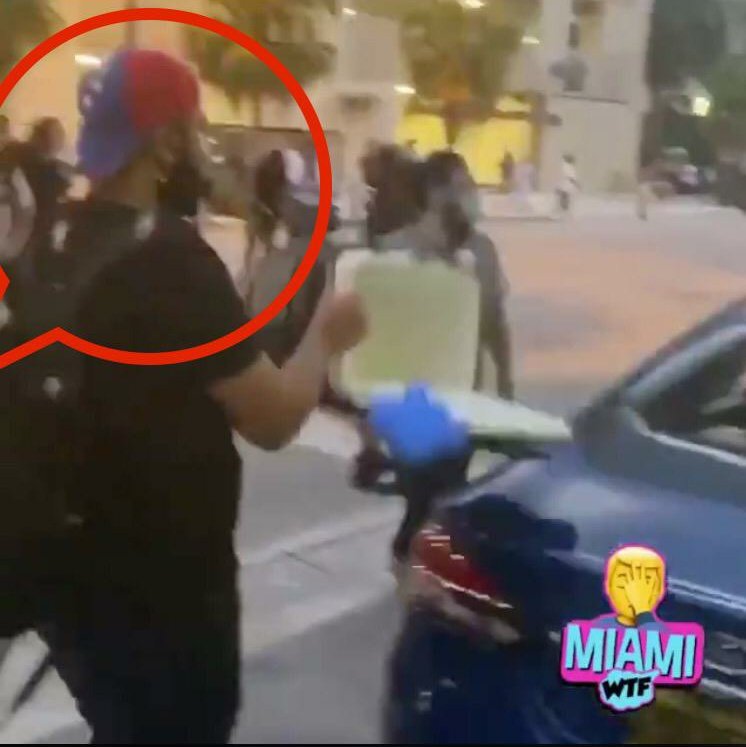 DolarToday's tweet photo. Ayúdanos a indentificar a este venezolano Chavista que esta en Miami destruyendo la ciudad @ICEgov @FBIMiamiFL @USCIS https://t.co/teBwXKNsS6
