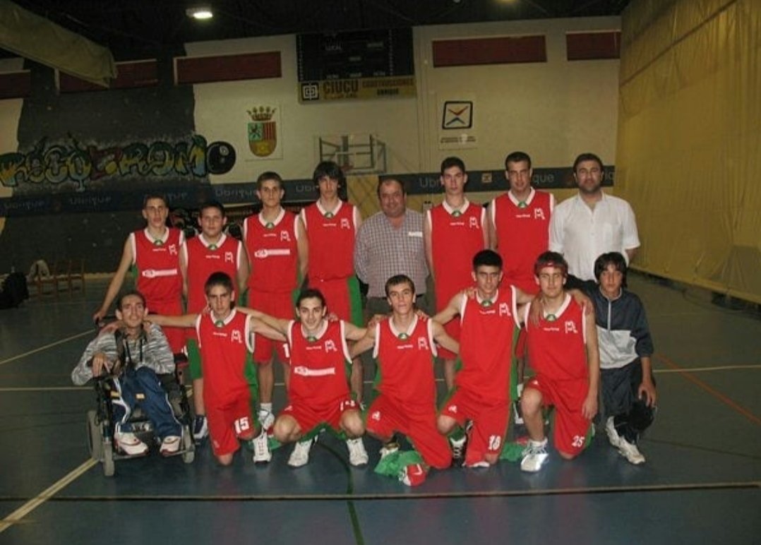 josehc18's tweet photo. Cuánta confianza depositaste en mí, y en toda mi banda del patio. Seremos tus niños siempre. 

Te prometo que no estoy dejando la inscripción de tu 3x3 para el último día. Y quillo, hemos jugado ya hasta una final. 

10 años ya. Siempre a nuestra derecha amigo Dieguito. https://t.co/AS4wXMRk0D