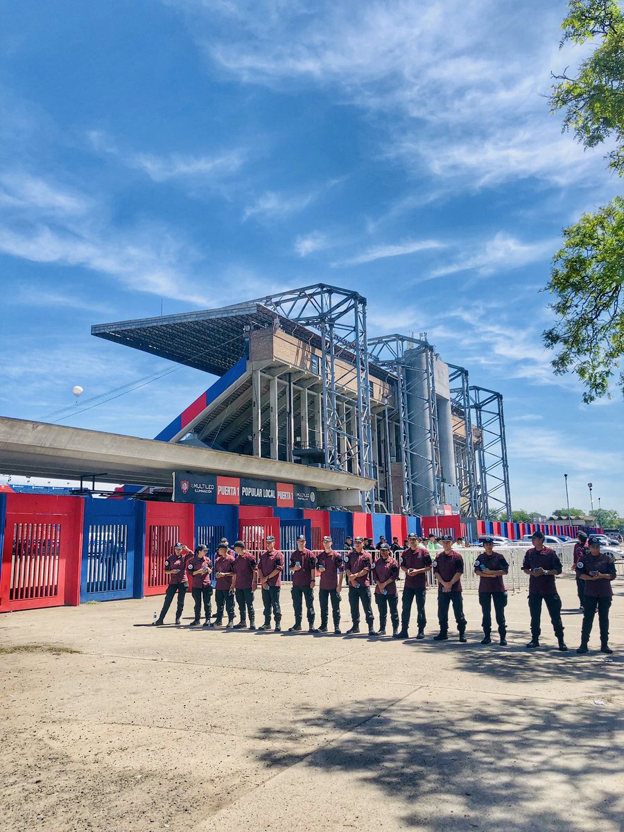 Since 1993 they’ve been playing in Bajo Flores, which is widely regarded as one of the most dangerous areas of the city, at the Nuevo Gasómetro. I didn’t take many photos outside because a) I was told not to & b) I was shaking like a leaf: