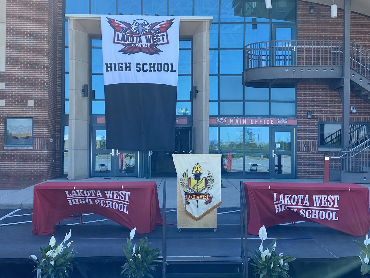 Hey <a href="/FirebirdTweets/">FirebirdTweets</a> Class of 2020! It’s a beautiful day to graduate! Please be mindful of road closures due to construction &amp; plan accordingly. WE can’t wait to celebrate with you today! #WEareLakota #West2020memories