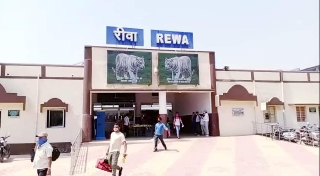 ProjsRewa's tweet image. देश के विभिन्न प्रदेशों से प्रवासी मजदूरों का रीवा आने का क्रम जारी है। गत 30 मई को लोकमान्य तिलक टर्मिनल मुम्बई से विशेष ट्रेन रेलवे स्टेशन पंहुची जिसमें 118 प्रवासी श्रमिक रीवा आये।

#JansamparkMP 
#RewaFightsCorona
#MPFightsCorona 
@CMMadhyaPradesh