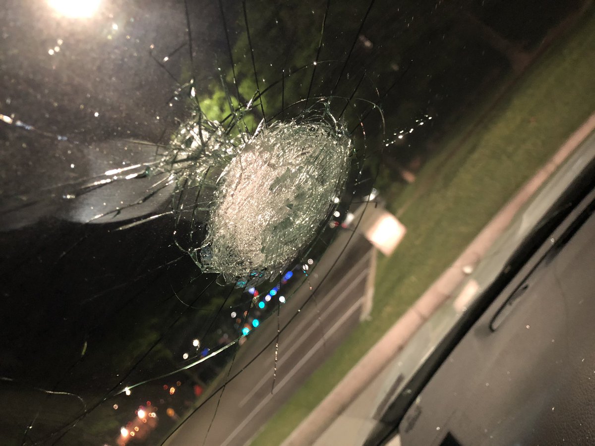 A Minneapolis hier soir, à proximité d’un barrage, la police a tiré une balle en caoutchouc sur notre véhicule en marche côté conducteur, puis nous a arrêtés avec <a href="/AmandineAtalaya/">Amandine Atalaya</a> . Relâchés rapidement heureusement, plus de peur que de mal