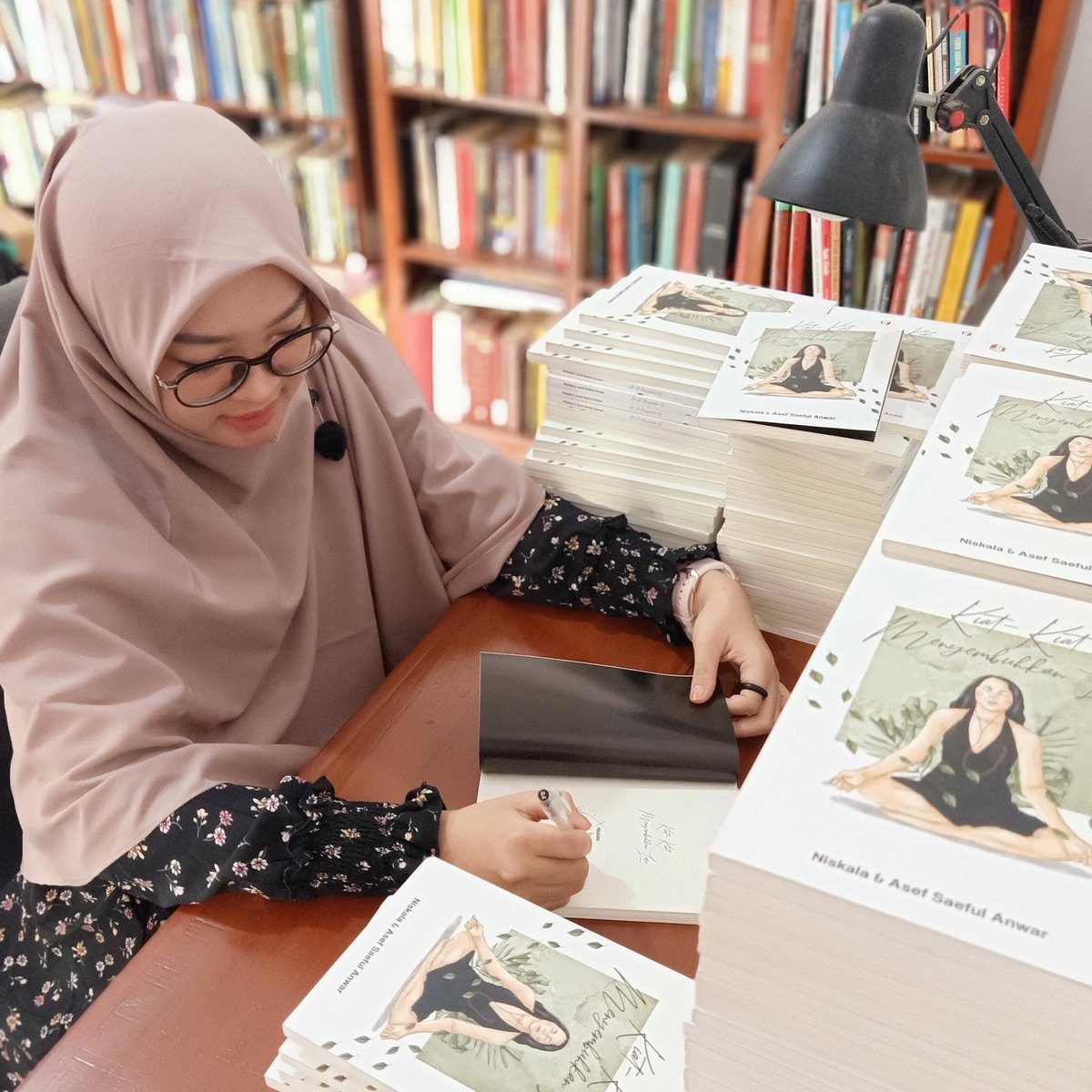 sastrapedia's tweet photo. Dibuka PO  anak rohaninya ibu kumpulan puisi edisi bertandatangan. Pembelian bisa melalu Shopee atau Tokopedia. https://t.co/4FDboPcrDd
