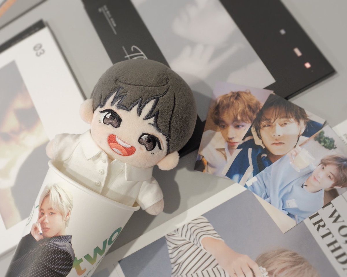 Togging_ee's tweet photo. 2020 ᴊɪʜᴏᴏɴ ᴅᴀʏ ᴛᴏᴜʀ #8 
- ᴘᴀʀᴋ ᴊɪʜᴏᴏɴ ɢᴀʟʟᴇʀʏ 
- ᴄᴀꜰᴇ ʜɪ ᴊᴜɴ
윙갤 컵홀더 소중히 품구 
지훈타임즈 ㅋㅋ 가로세로 퍼즐 풀면서 시간 잘보냈습니다! 감사합니다!

@winkgallsupport
#ParkJihoon #박지훈 https://t.co/0oDJGyeeLb