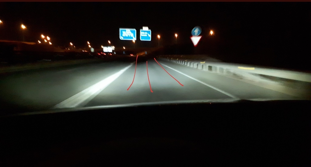 PedroBenitoF's tweet photo. @SEATprensa_ES @tuSEAT @5fLeon @RespondeSeat @UgtSeat @CCOOSeat @SEATofficial #seatleon #seat @TheNewSeatLeon. Hola, las luces del Seat leon 5f 2019, son MALISIMAS y PENOSAS. Hacen sombra en la carretera y no son capaces de corregir el error. https://t.co/f9rC8w8zGE