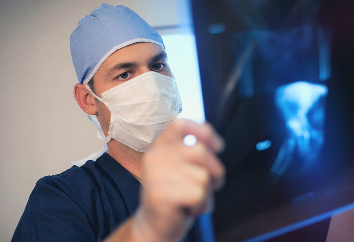 NHSE_TEL's tweet photo. Are you a radiographer working during the pandemic? We have #COVID_19 resources available for diagnostic radiographers - including a session on 'Minimising Risk during Mobile Radiography'. https://t.co/MLZr6yX1nX @SCoRMembers @isrrt @EFRadiographerS https://t.co/NhRK4YuPPU