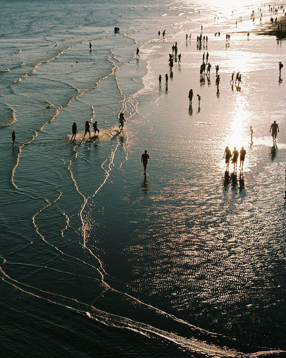C'est enfin le temps des premières plages, des premiers orteils trempés dans l'eau (ou des longues baignades), des joues rougies par le soleil et du sable qui colle à la serviette.

📸 Oliver Curson (@olivercurson) au PENTAX 67