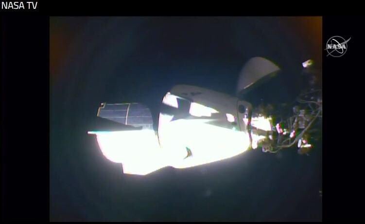 astro_paolo's tweet photo. Alle 16:16, la navetta #Endeavour si è attraccata alla #Iss. Per la prima volta grazie a un privato (@SpaceX), un equipaggio (@Astro_Doug e @AstroBehnken) ha raggiunto la @Space_Station.
È stato inaugurato un nuovo modo di andare nello spazio https://t.co/uEZf87kE5x https://t.co/im4muQ2HTR