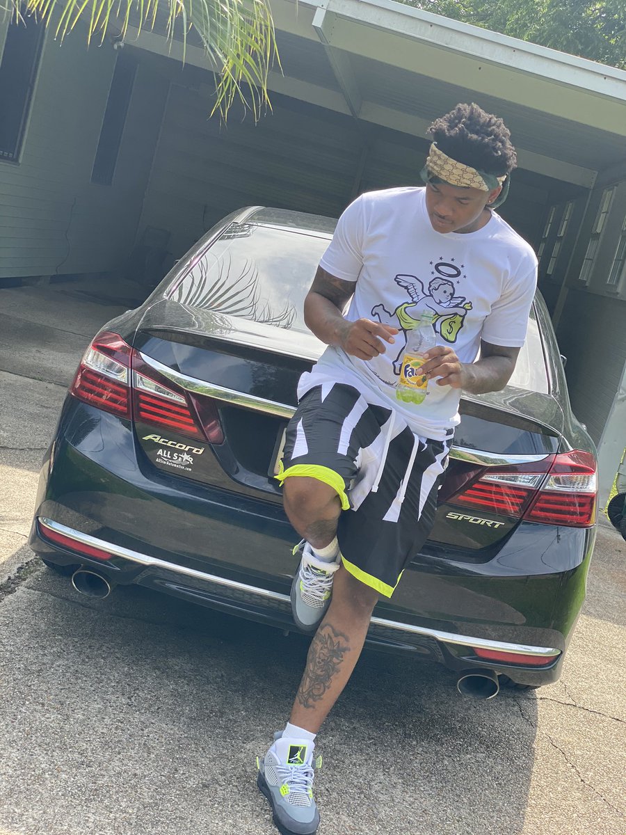 staycommited_'s tweet photo. Stand Up 1 time its a Real Nîgga G-Day #Bigg22 https://t.co/gQ0WbzODxT