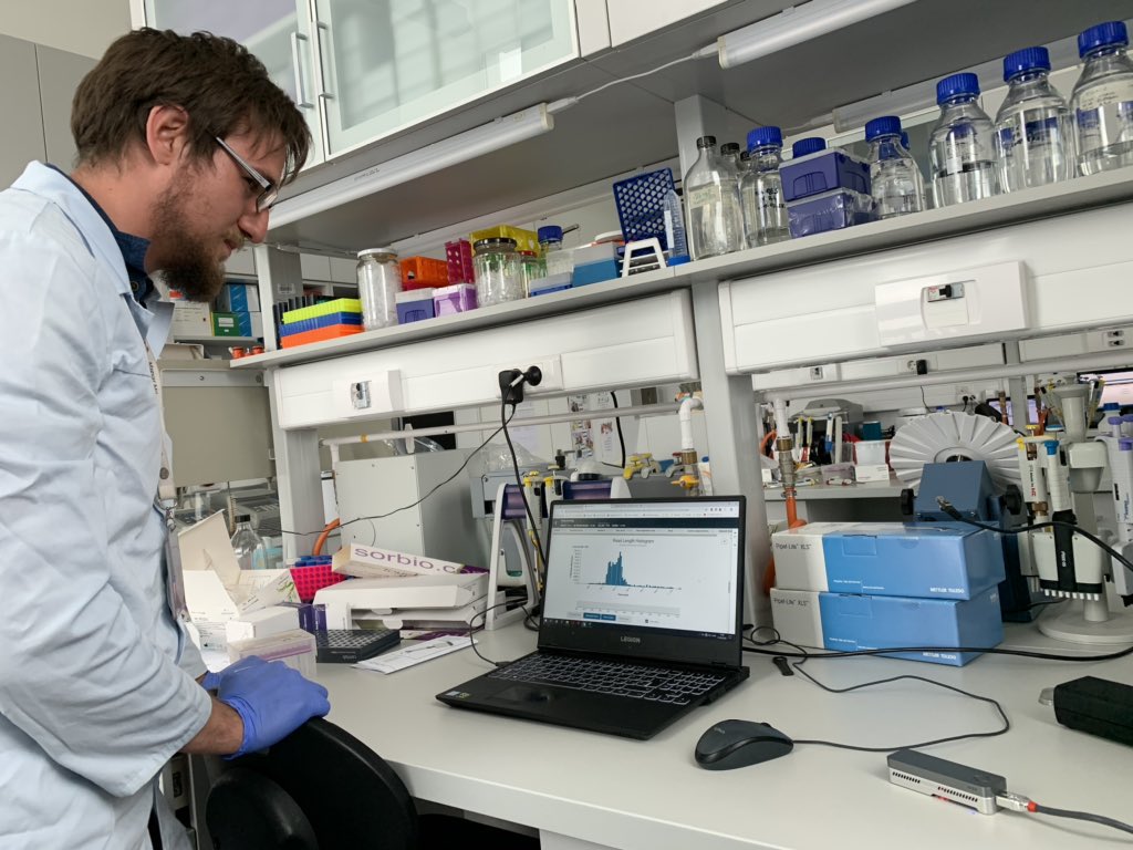 Historical moment in #filovirus research, sequencing the complete genome of #lloviuvirus in 50 minutes after a decade. <a href="/nanopore/">Oxford Nanopore</a> <a href="/TthGborEndre1/">Tóth Gábor Endre</a> #filoviridae #emergingdisease #bat #virology