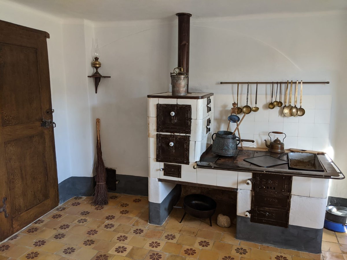 ZamekNemilkov's tweet photo. Historická nemilkovská kuchyň ožila!

Po rekonstrukci prostor, restaurování nábytku, očištění a ošetření starého nádobí vám můžeme s radostí ukázat historickou kuchyň a přípravnu.

Máme i pár opravdových unikátů, které již mladší generaci asi nic moc neřeknou:)

Těšíme se na vás! https://t.co/vgtwLHyJGw