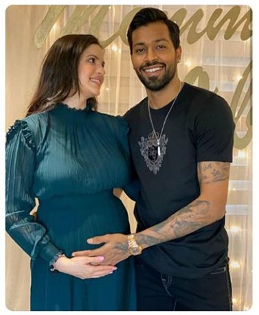 mayursingh1's tweet photo. Hardik bhai ne parent ban ne me bhi krunal bhai se pehle debut kr liya😂
Btw, Congrats😀
#lockdown 
#HardikPandya 
#NatasaStankovic https://t.co/QO0q7qYAxj