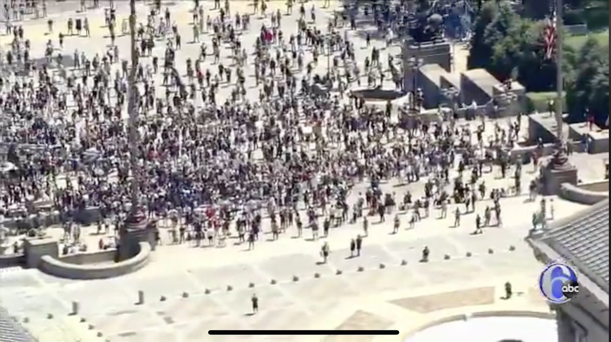 Craftolyn's tweet photo. This “peaceful protest” was approved by @PhillyMayor yet 100 of my daughters #2020 classmates can’t have a real graduation?! What happened to “gatherings of no more than 20 people”???? Why is this ok when kids playing baseball/softball isn’t?? #RIDICULOUS #INSANITYATITSFINEST https://t.co/mUja58NUMk