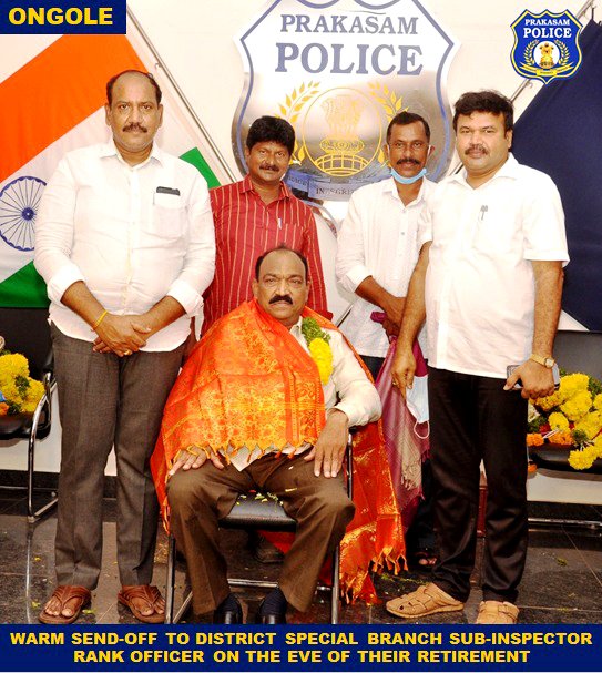 prakasam_police's tweet photo. HAPPY RETIREMENT .!! Prakasam police bid adieu to Police Officers , on recollecting their commendable service in the department.
#retirement 
#appolice 
#commendableservice https://t.co/m4ZsBPxLJj