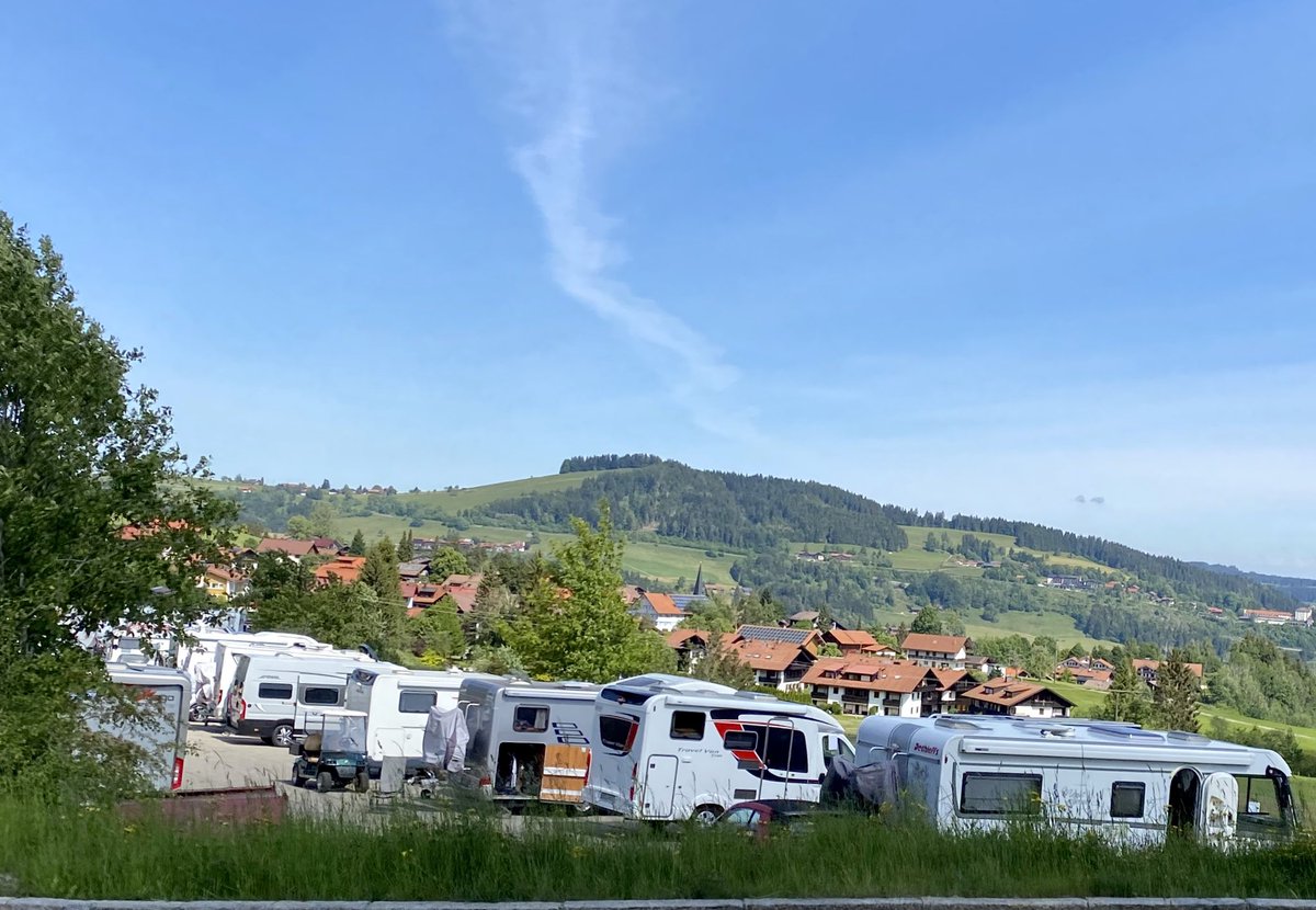 Der neue Trend 2020!
Wohnmobile auf jeden Parkplatz... 😏
#COVID19 #COVID19deutschland #camping #wohnmobil #camper #parken #Urlaub #urlaubstrend #Deutschland