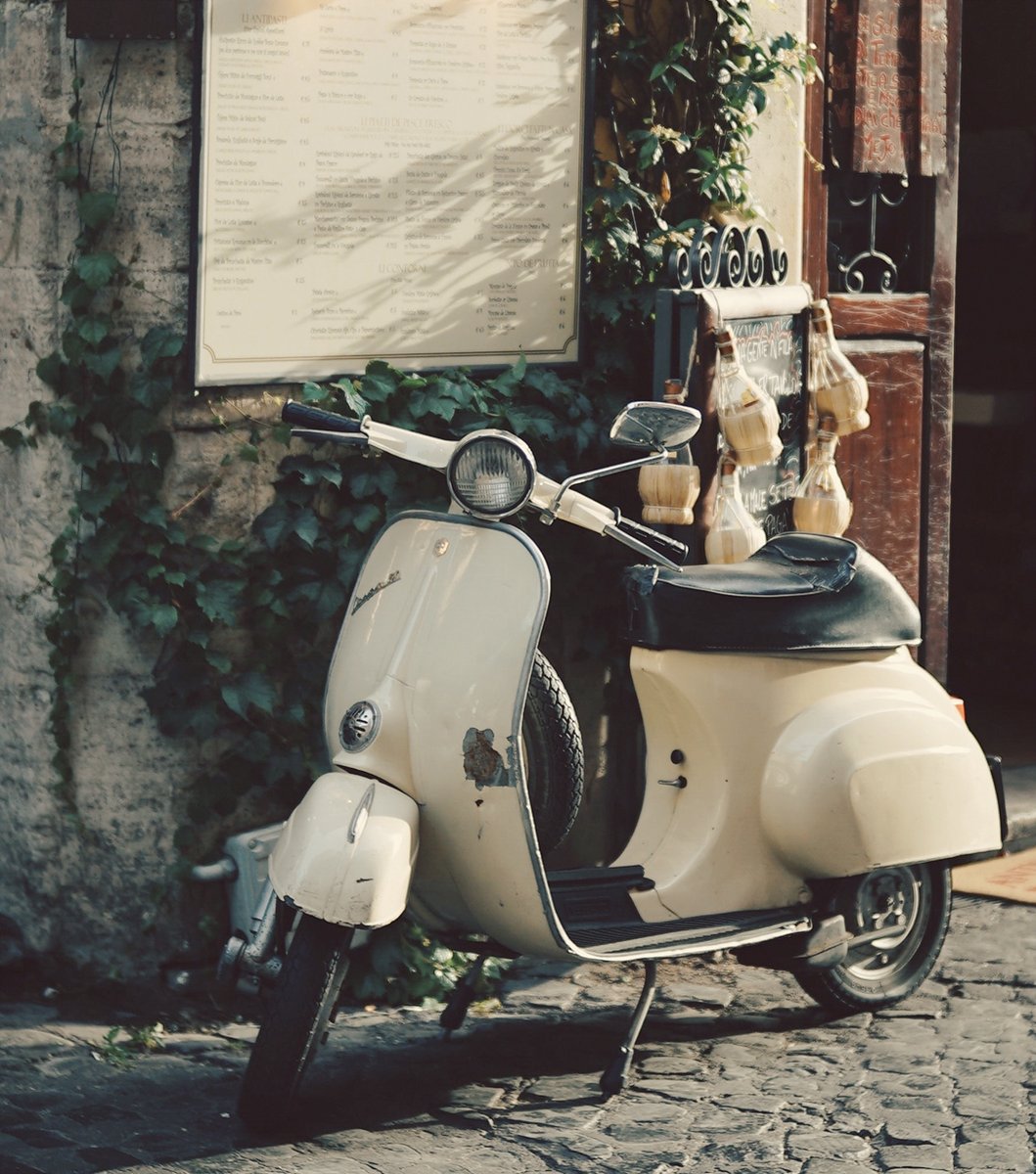 Dreaming about…. een roadtrip door Italië op deze prachtige Vespa! Welk land staat er bij jou nog op je bucketlist? 

#Boretti #PassioneInCucina #RoadTrip #Italie #BucketList #Vakantie #ZomerVakantie #Vespa