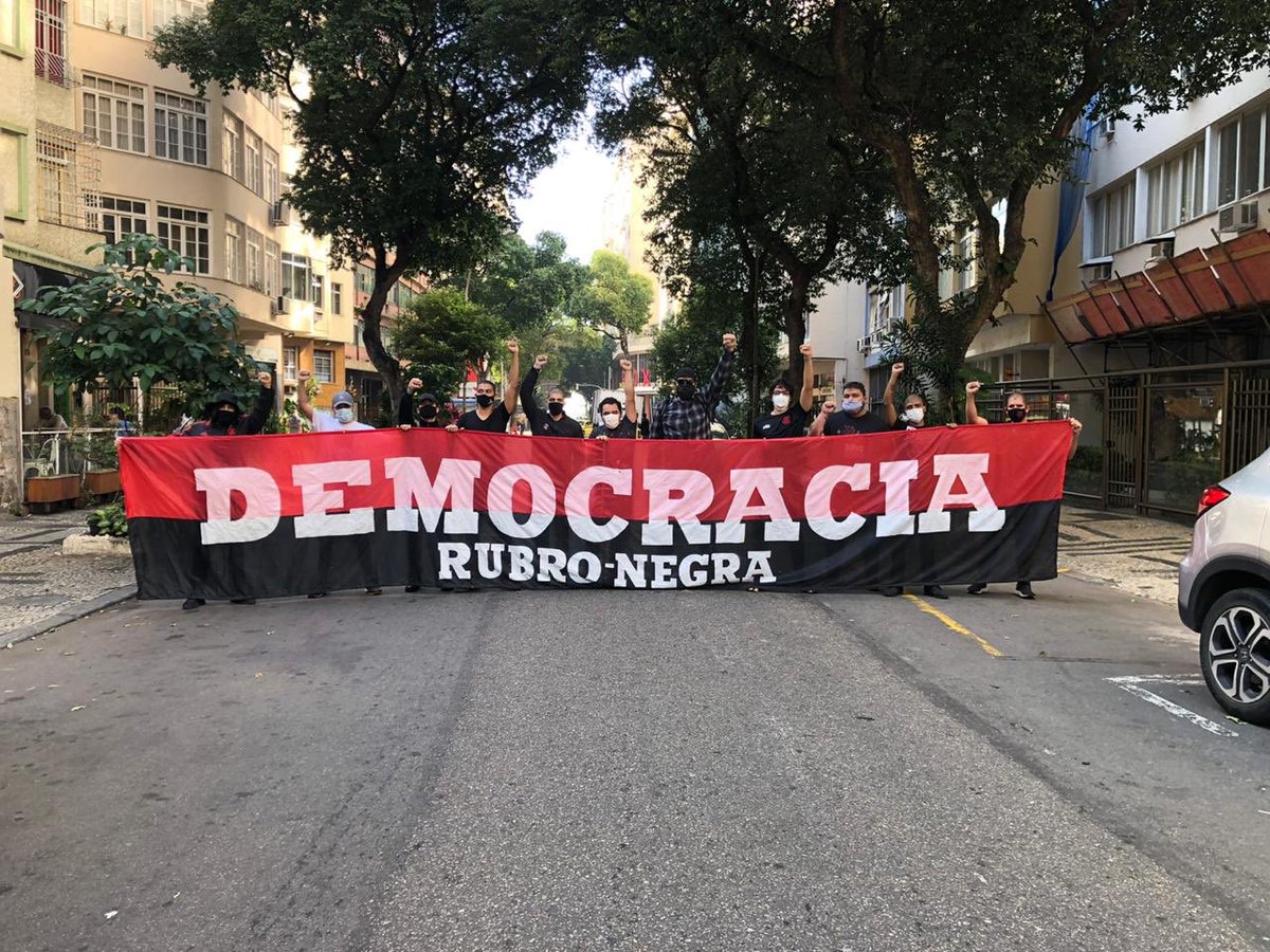 carlosbmello_'s tweet photo. Grupo “Democracia Rubro-Negra” foi a Copacabana protestar contra o manifestação pró Bolsonaro. Esse grupo que estava com uma faixa vermelho e preto, segundo relatos, entrou em confronto com a polícia. https://t.co/20qStsHDU9