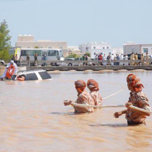 #منخفض_صلالة 

يبذلون كل ما بوسعهم لخدمة هذا الوطن في كل الظروف 
 أقل ما يمكن نقدم نحو جهدهم المُشرف هو التعاون والالتزام .
أكبر تحية شكر وتقدير لهم 

شكراً لقواتنا الباسله... وشكراً لحماة الوطن... #عُمان