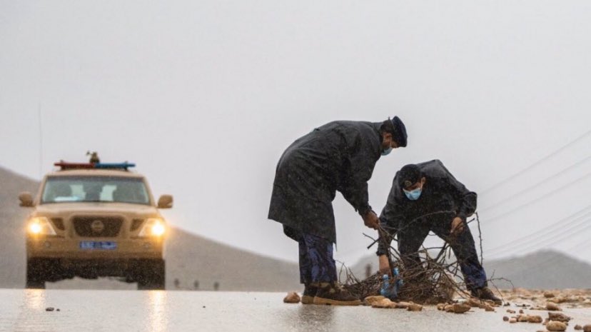اي كلمة شكر لن توفي حقكم
تقدمون انفسكم للوطن والمواطن
فهنيئا ل #عمان برجال امثالكم وحفظكم الله من
كل مكروه
#منخفض_صلاله
#الحاله_المداريه