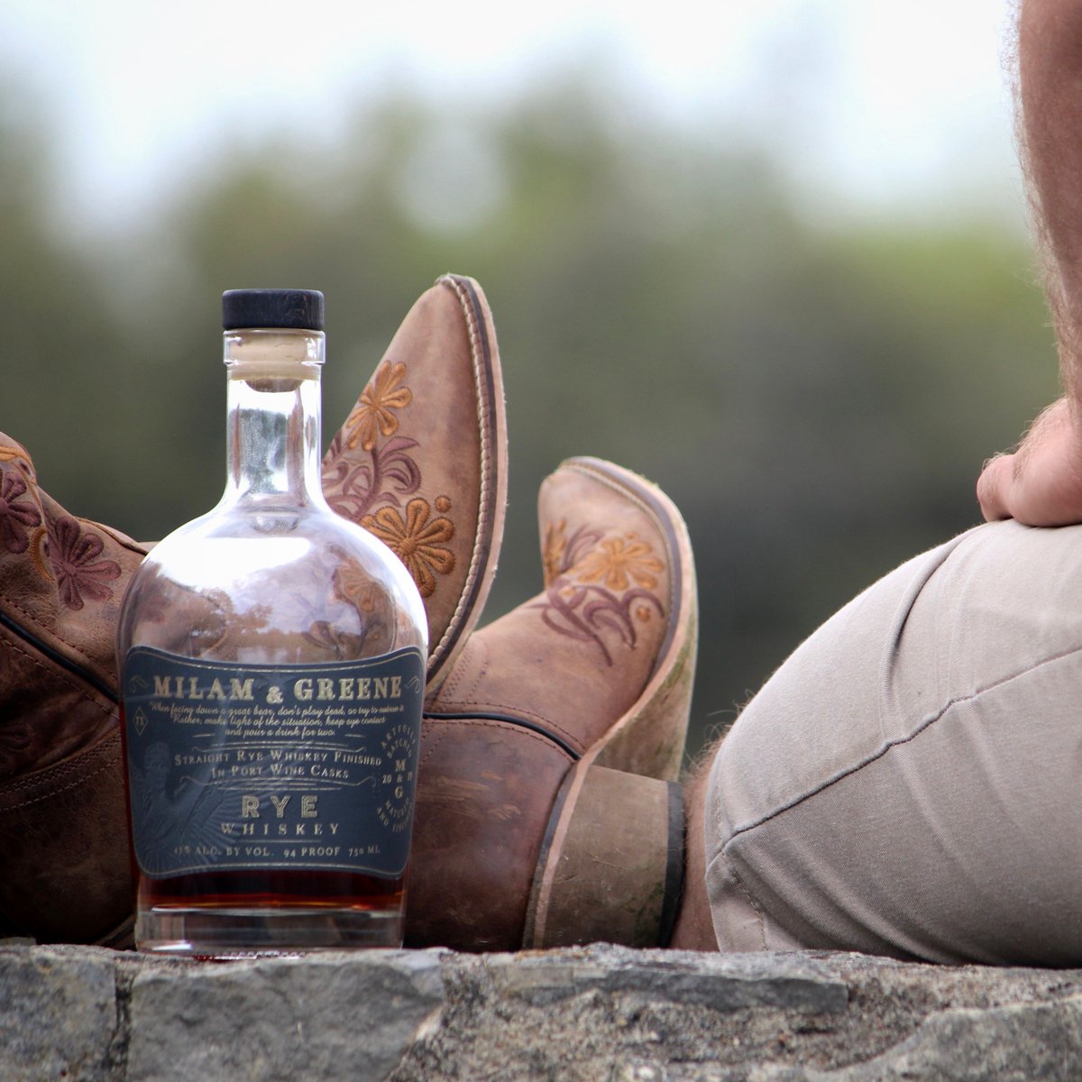MilamandGreene's tweet photo. Cheers to a Texas Hill Country style Sunday-funday. Kick your heels up and relax.

#kickbackandrelax #cowboyboots #ryewhiskey #rye #whiskey #texas #texaslifestyle #texaswhiskeytrail #sundayfunday #TXHighways https://t.co/Xow15G4TWC