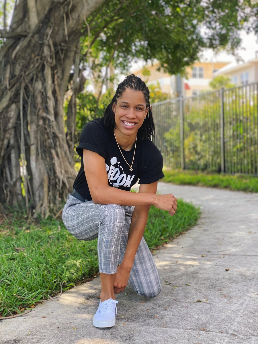 KidCicii's tweet photo. @TheMissLa Hi, I am the creator of the app @Bizook_  . It is an app that helps college students buy/sell their textbooks for affordable prices. 

The future of Bizook is to be able to give back to the community and be able to provide scholarships to young scholars!

https://t.co/HaInxjiStE https://t.co/HHlMz2s1QL