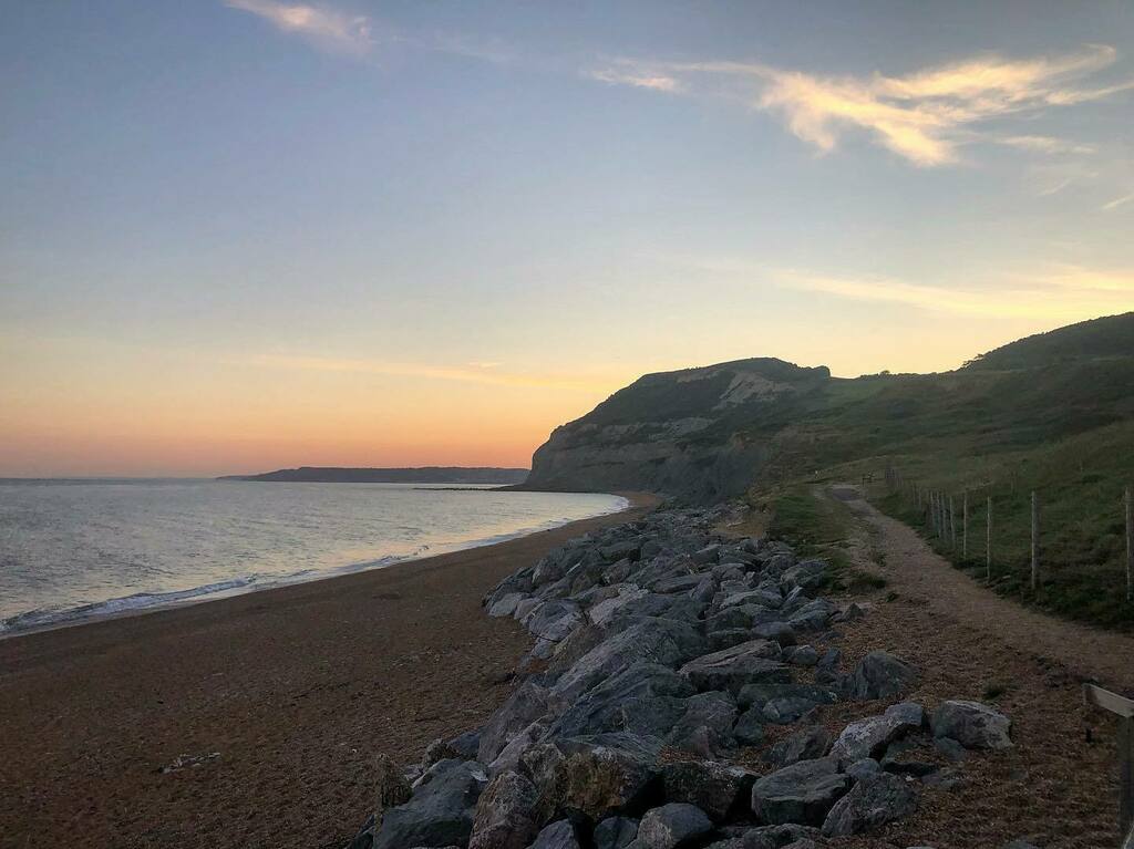 AnchorAtSeatown's tweet photo. A dreamy Seatown sunset to end the weekend 🥰
.
#sunset #sunsetporn #landscapephotography #viewsofinstagram #nevergetsold #goldencap #anchoratseatown #gastropub #anchorarmy #seatown #dorset #southwest https://t.co/vfeUJPWzKl https://t.co/d8N7utWLCX