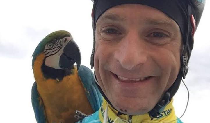 Hoje Frankie, a arara que acompanhava Scarponi nos treinos em Filotrano, pousou sob as costas de <a href="/AntonioNibali/">Antonio Nibali</a>. Ela sente falta, como nós.