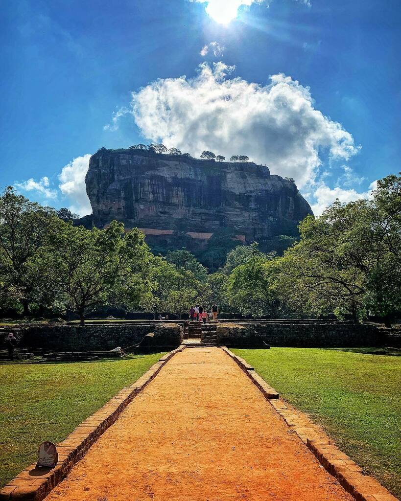 The Lion Rock, Sigiriya instagr.am/p/CA3YKM7A6eg/