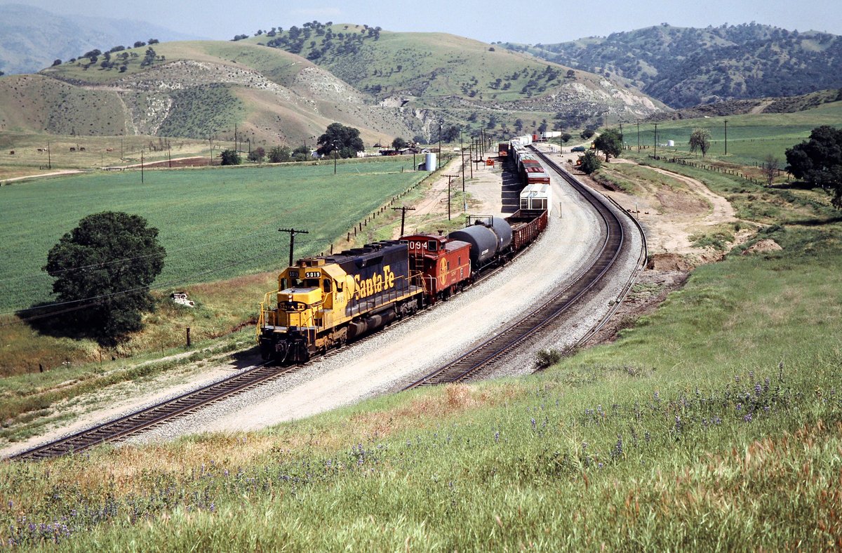 QStationMedia's tweet photo. #SamtaFe #Sunday Eastbound Santa Fe freight train on Southern Pacific Railroad tracks in Bealville, California, on April 14, 1989. Photograph by John F. Bjorklund, https://t.co/YTW1OlXlRd