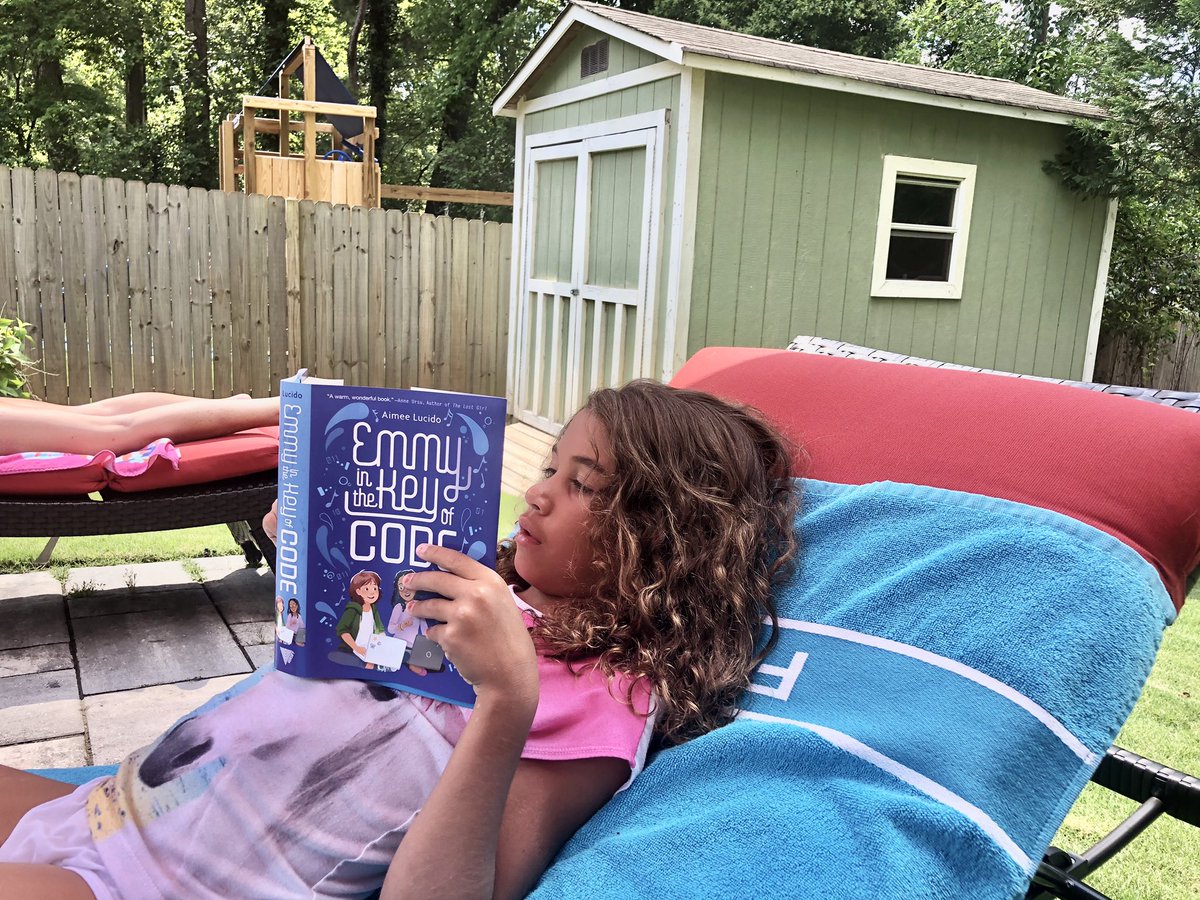 vincentmayers's tweet image. Nina Bear is digging her new book 🥰 @AimeeLucido @Sharat_Chander #movedbyjava