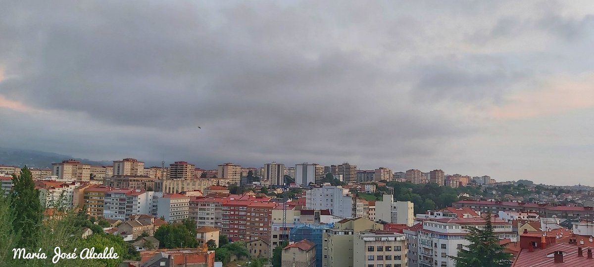 ALCALDEJOS's tweet photo. El #Solpor de hoy en #Vigo...hacia el mar y hacia el Alba y los Montes de Coruxo
En este momento el tiempo ya es una muestra de lo que será los próximos días, oscuro y con nubarrones
#FelizSemana amigos 🙋🏻‍♀️😘 y #BoasNoites 
#Vigo @SESEIXA @GaliciaMaxica @loroma61 @puestadesolvigo https://t.co/zutS3puG9B
