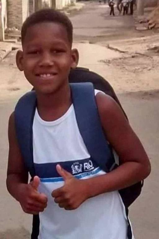 Kauã Rozário, an 11 year old boy was shot on May 10 (2019) while riding a bicycle. According to residents, plainclothes police would have chased and shot two men on a motorcycle,