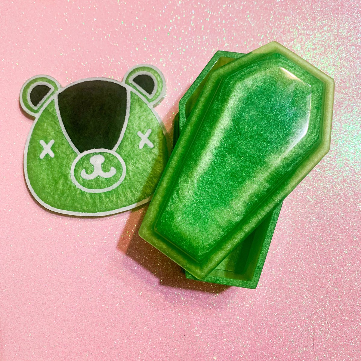 sadsumicustoms's tweet photo. Playing with some green colors 💚💚
#ACNH #resindesigns https://t.co/oM7H81xyEG