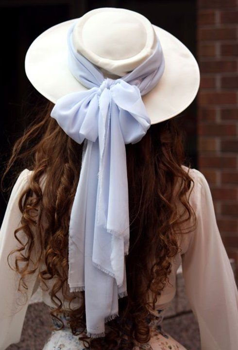 أنا وحدي  من يعانق الصمت
ويضمه كي يطرد الأهات!!
 أنا وحدي من يهدم سدود
الأبجديات لتجرف الحنين🌹🍃
#ياسمينه