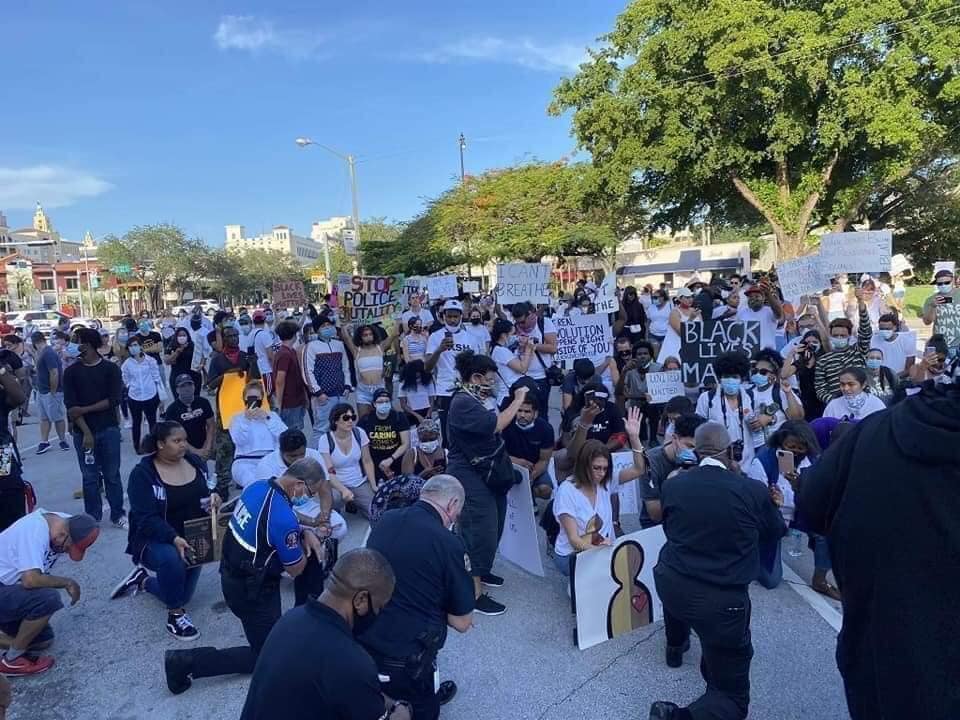 SocialWorkItOut's tweet photo. Miami police officers decided to #TakeAKnee with protesters ❤️ #protests2020 #BlackLivesMatter https://t.co/lZgzrzdSk3