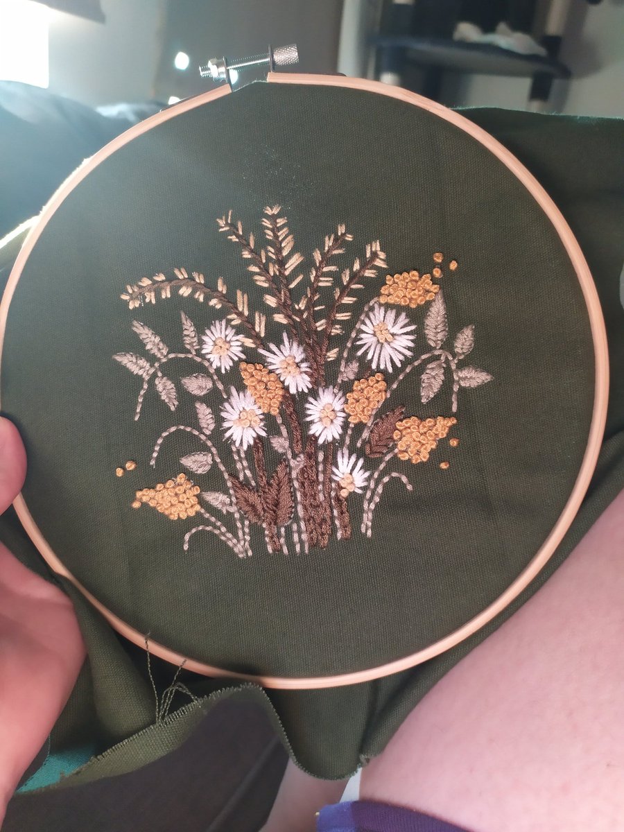 I finished my first embroidery piece ☺️ feeling super proud of this one! It turned out cute :D 

#embroidery #crafting #flowercrafts