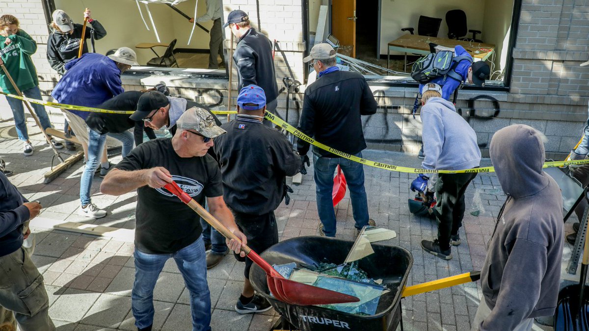 WOODTV's tweet photo. Hours after rioters damaged 100 businesses and destroyed seven police cruisers in Grand Rapids, an army of volunteers descended on downtown to clean up their city. MORE PHOTOS: https://t.co/0pRHsSN0NM #GRStrong #GRTogether https://t.co/sPwizF8Ovz