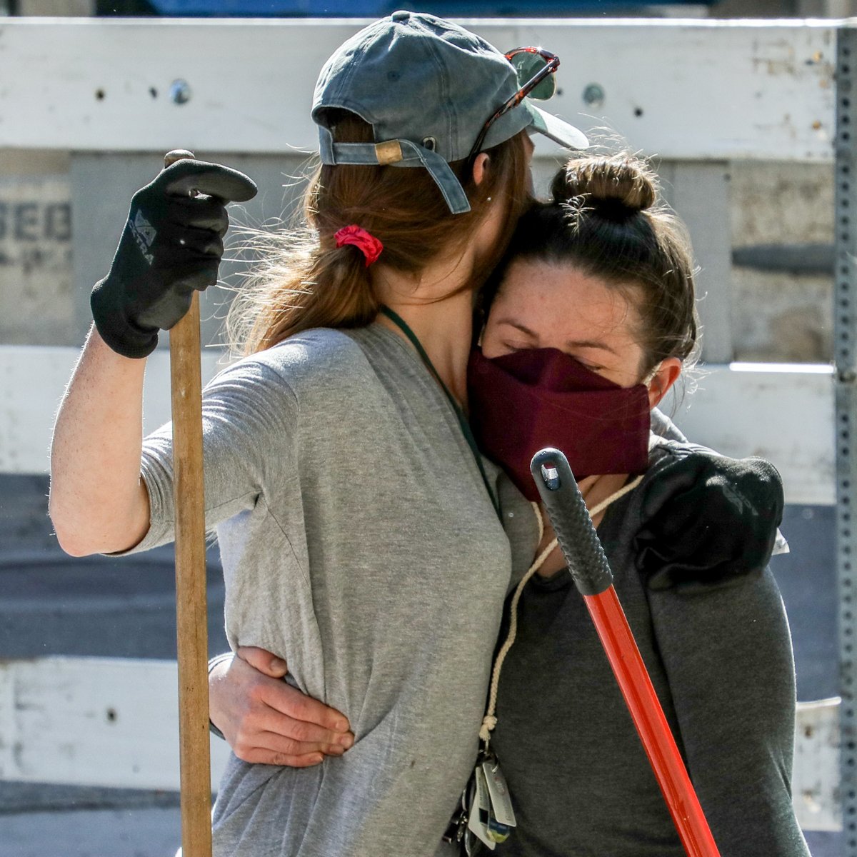 WOODTV's tweet photo. Hours after rioters damaged 100 businesses and destroyed seven police cruisers in Grand Rapids, an army of volunteers descended on downtown to clean up their city. MORE PHOTOS: https://t.co/0pRHsSN0NM #GRStrong #GRTogether https://t.co/sPwizF8Ovz