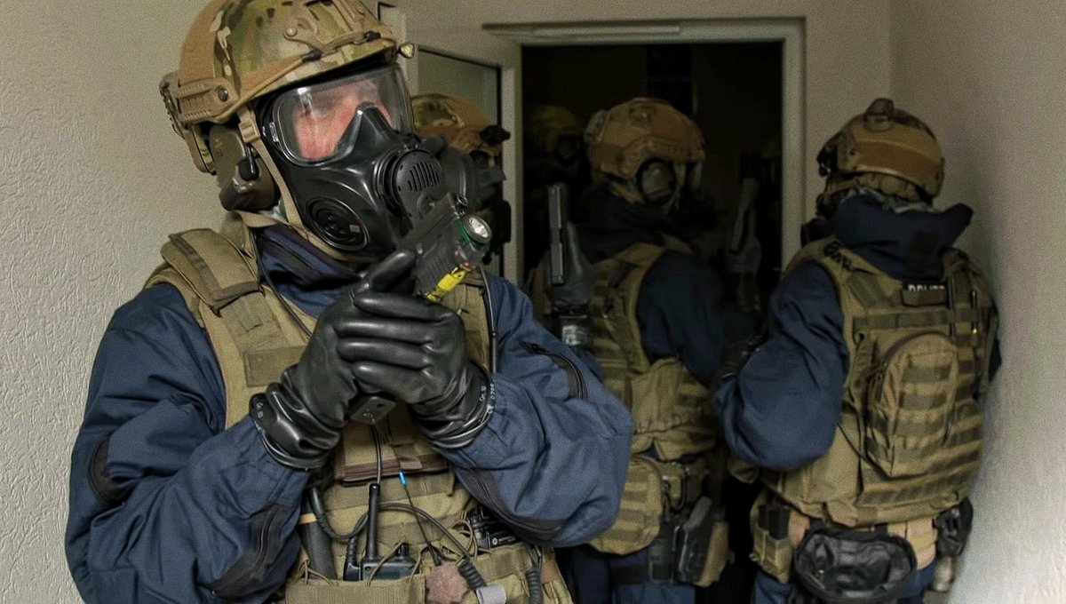 tacticalporn's tweet image. 🇩🇪GSG9 during a CBRN training exercise. Note the L3 NGAL in the fourth pic. 

#BPOL #GSG9 #TacticalUnit #CBRN